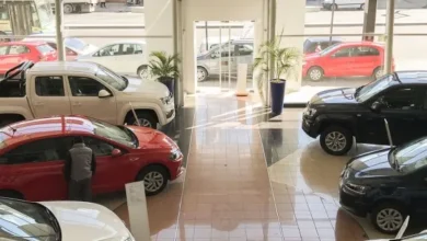 Concesionaria automotriz con autos en exhibición