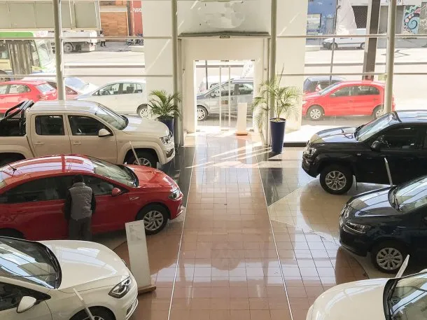 Concesionaria automotriz con autos en exhibición