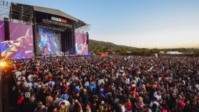 Afiche oficial del Cosquín Rock 2026 con los artistas y fechas del festival