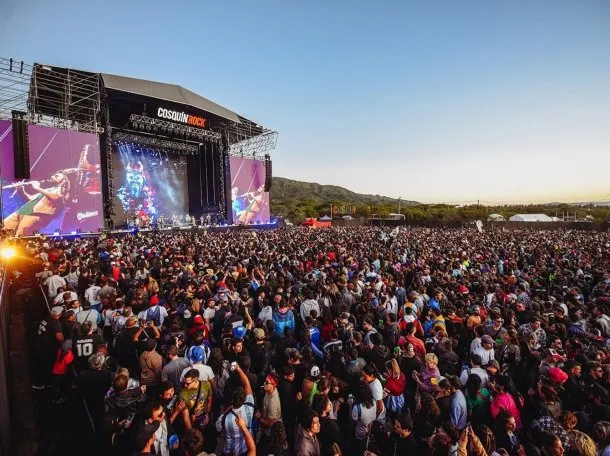 Afiche oficial del Cosquín Rock 2026 con los artistas y fechas del festival