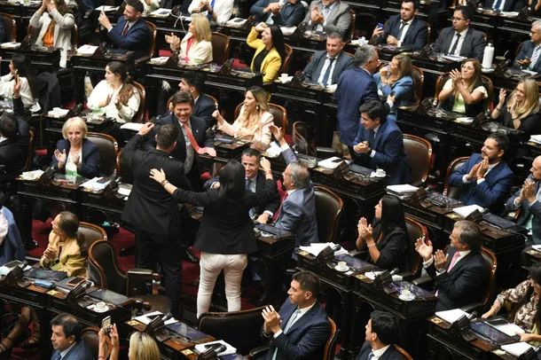 Diputados votando en el Congreso durante la Reforma Laboral