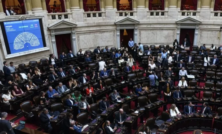 Manifestantes de la CGT marchan contra la reforma laboral de Milei