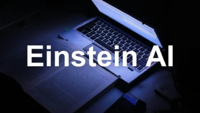 Imagen de una persona frente a una computadora con una IA en el fondo