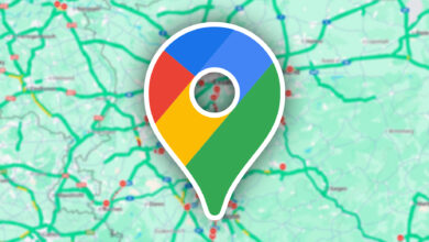 Imagen de un coche siendo guiado por Google Maps en Android Auto con un icono de coche personalizado