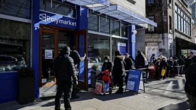 Persona cargando un carrito con productos en un supermercado