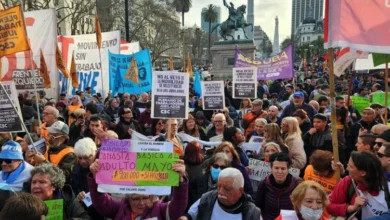 Jubilados marchando en la Plaza San Martín