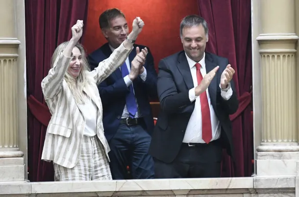 Karina Milei y otros funcionarios del Gobierno celebran la aprobación de la Reforma Laboral en Diputados