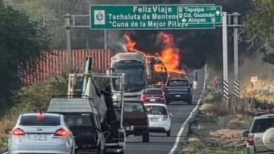 Imagen de un vehículo incendiado en una carretera de México