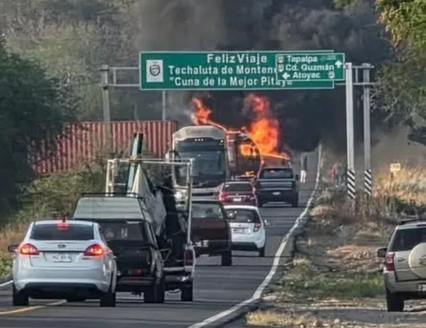 Imagen de un vehículo incendiado en una carretera de México