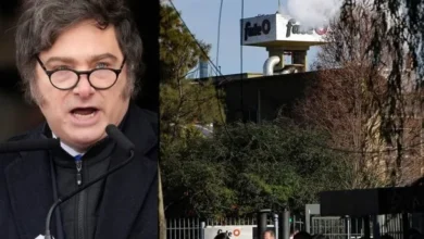 Imagen del presidente Javier Milei con un teléfono móvil, con una pantalla que muestra su posteo en las redes sociales