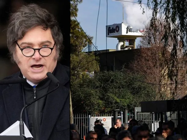 Imagen del presidente Javier Milei con un teléfono móvil, con una pantalla que muestra su posteo en las redes sociales