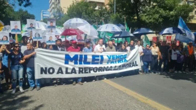 Manifestantes marchando en Córdoba contra la reforma laboral