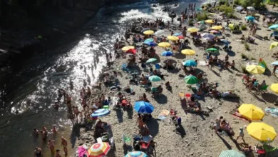 Turistas disfrutando del sol y la playa en Villa Carlos Paz