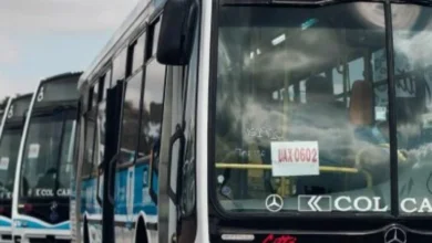 Imagen de un carro de la municipalidad de Córdoba con una bandera argentina