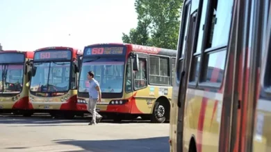Imagen de un colectivo vacío en medio de un paro