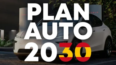 Coche eléctrico cargando en una estación de carga