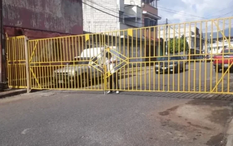 Portones y rejas en Villa Allende, una medida polémica