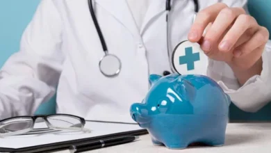 Imagen de una persona revisando documentos de prepaga con una expresión de preocupación