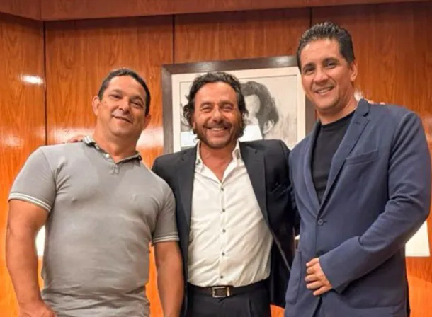 Gustavo Sáenz y diputados en una reunión