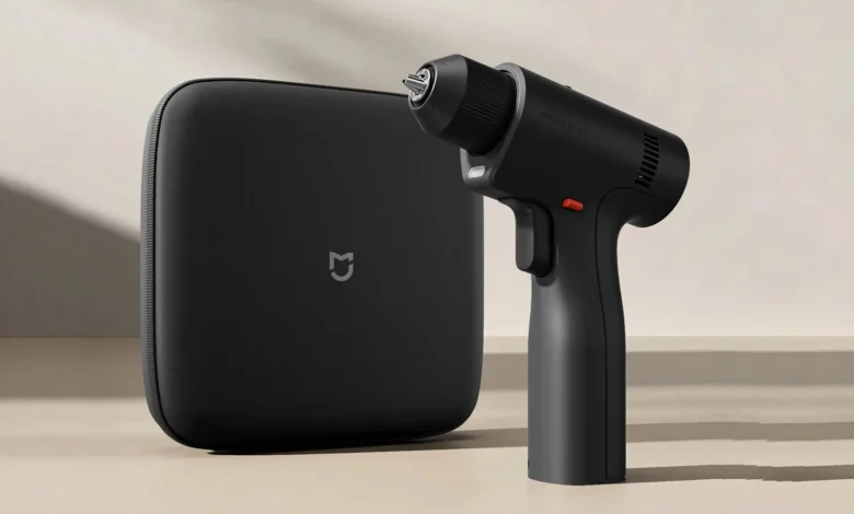 Imagen del taladro inteligente de Xiaomi con su estuche de transporte y accesorios