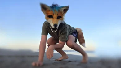 Persona disfrazada de perro, sentada en un parque