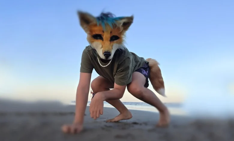 Persona disfrazada de perro, sentada en un parque