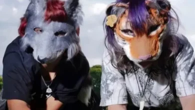 Imagen de una persona con una mascota perro, representando la comunidad therian