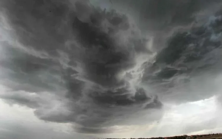 Imagen de tormenta en la provincia con fuertes ráfagas de viento y granizo