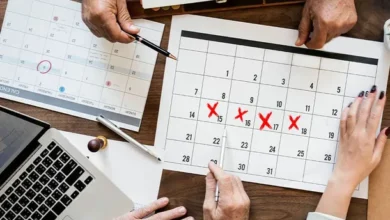 Imagen de una persona trabajando en una oficina con un reloj de fondo que muestra una semana de 4 días