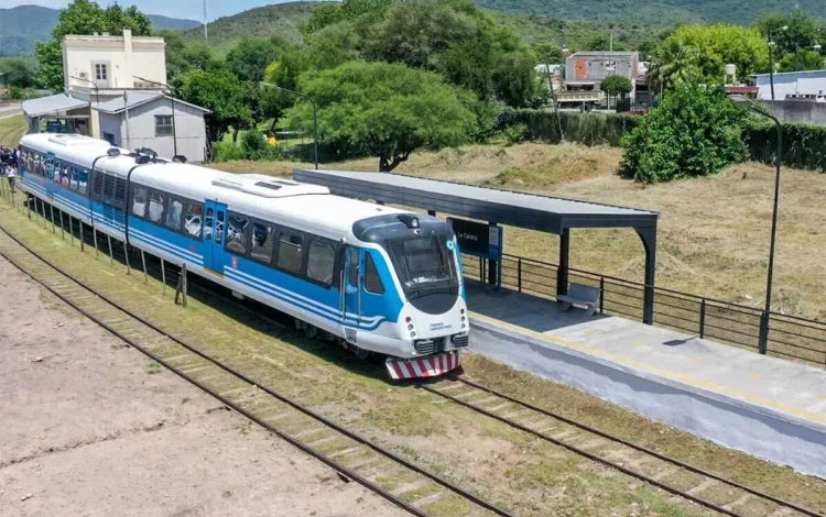 Tren de las Sierras en una estación de tren