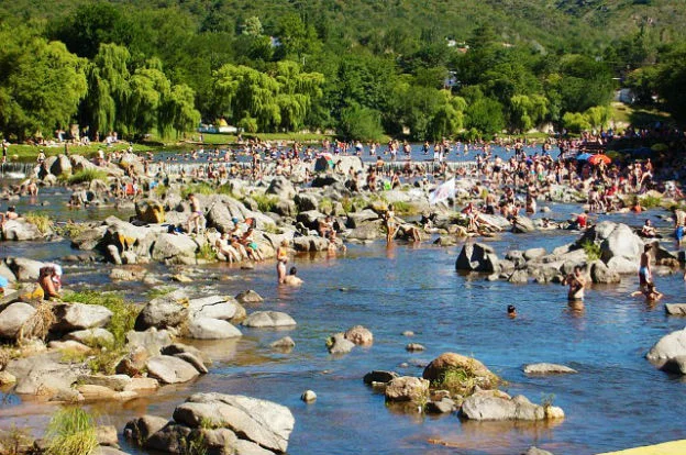 Turistas disfrutando de la naturaleza en Córdoba