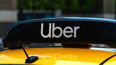 Imagen de un coche autónomo de Uber en la calle