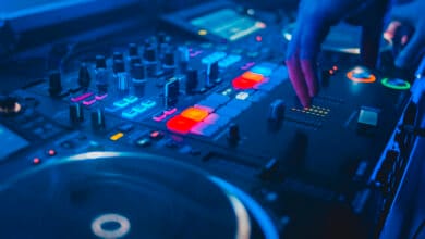 Imagen de un DJ en acción con un fondo de gente bailando