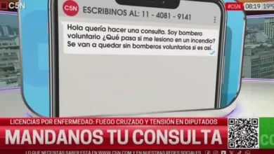 Bombero voluntario en acción, con un fondo de incendio y equipo de rescate.