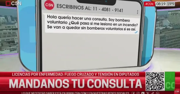 Bombero voluntario en acción, con un fondo de incendio y equipo de rescate.