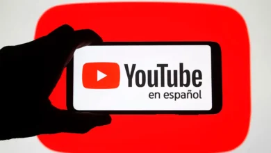 Imagen de una persona viendo un video en YouTube con subtítulos en español