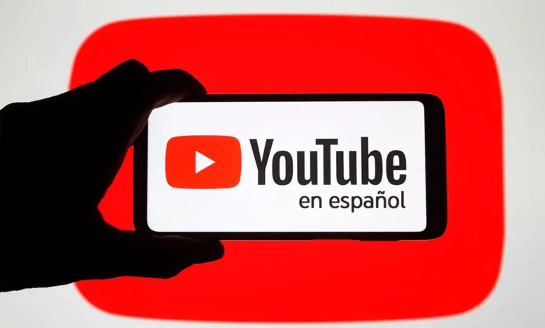 Imagen de una persona viendo un video en YouTube con subtítulos en español