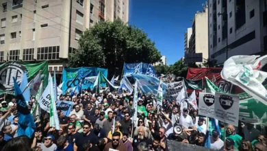 Imagen de una caravana de automóviles con banderas y pancartas en protesta por la reforma jubilatoria en Córdoba