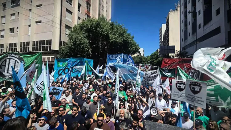 Imagen de una caravana de automóviles con banderas y pancartas en protesta por la reforma jubilatoria en Córdoba