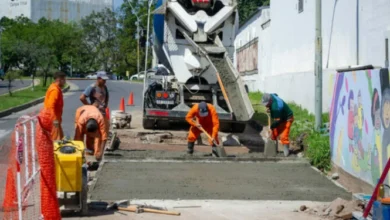 Trabajadores realizando obras de bacheo con hormigón en una calle de Córdoba
