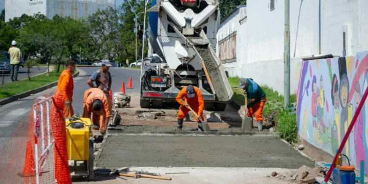 Trabajadores realizando obras de bacheo con hormigón en una calle de Córdoba