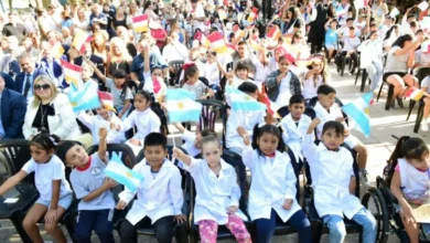 Estudiantes y docentes en una escuela de Córdoba durante el lanzamiento del ciclo lectivo 2026