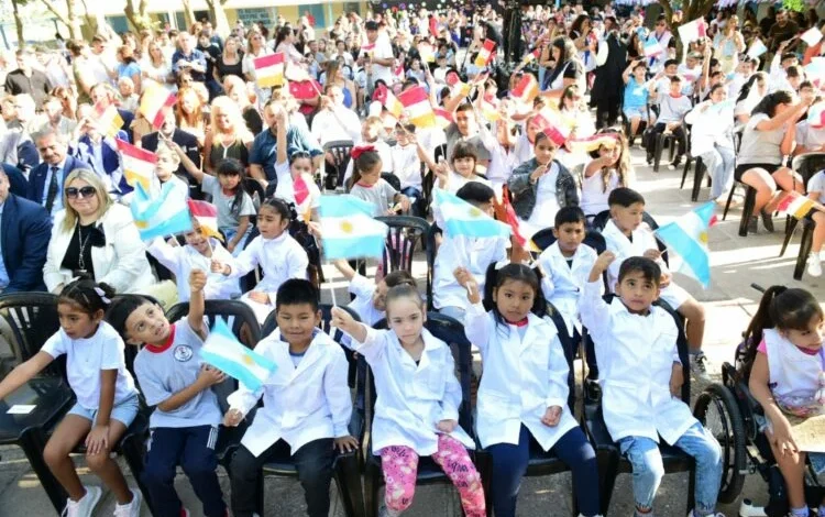 Estudiantes y docentes en una escuela de Córdoba durante el lanzamiento del ciclo lectivo 2026