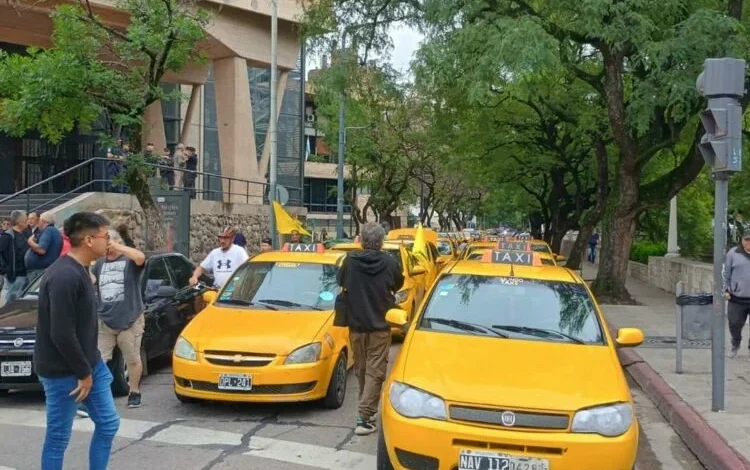 Imagen de taxistas protestando en la calle