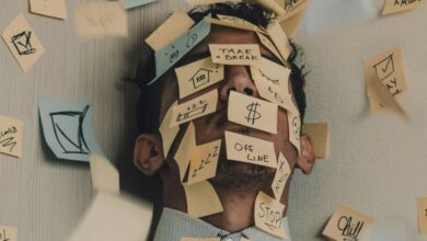 Ilustración de una persona estresada en el trabajo