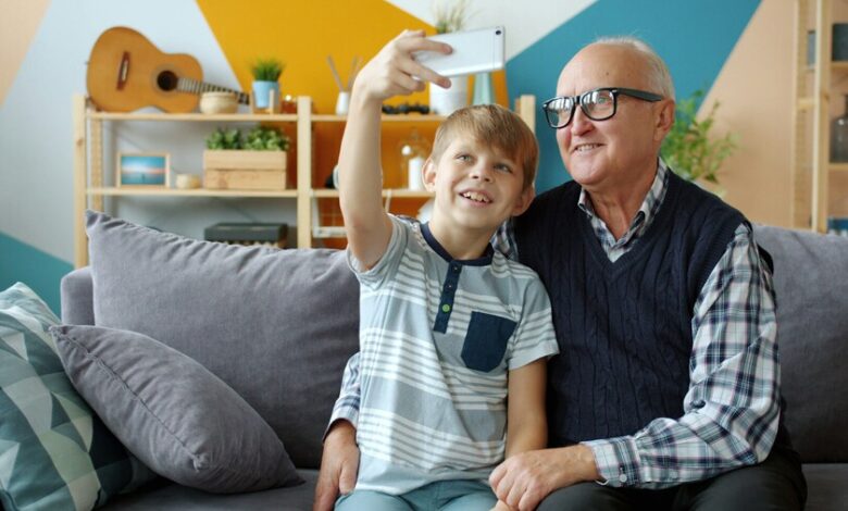 Abuelos cuidando a sus nietos