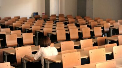 Imagen de una persona estudiando para un examen
