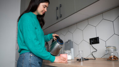 Una taza de agua caliente con limón