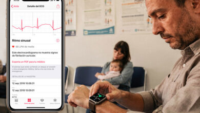 Una persona utilizando un reloj inteligente para monitorear su salud