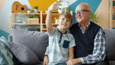 Abuelo y nieto pasando tiempo juntos